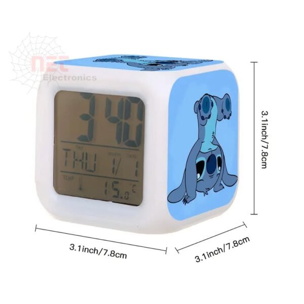 منبه وساعة رقمية Moodi Care بشاشة رقمية واضحة وتصميم عصري أنيق.Moodi Care digital alarm clock with a clear digital display and sleek modern design.